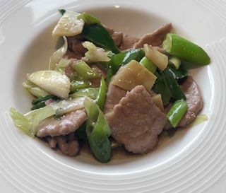 Vitello con zenzero e cipolla