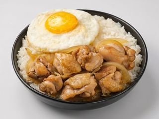 Pollo saltato con riso bianco e verdure uova 