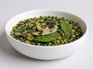 Insalata di farro, spinaci, ceci, piselli e funghi