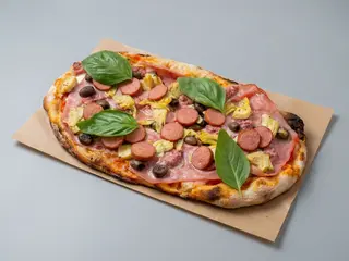 pinsa Capricciosa base margherita,cotto carciofini würstel salsiccia olive