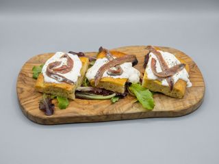 Alici di Cetara Armatore, burratina e la nostra focaccia
