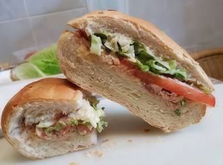 Panino con insalata di tonno
