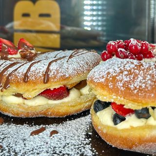 Ciambella media crema chantilly e frutta /fragole