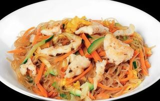 Spaghetti di soia saltato con pollo