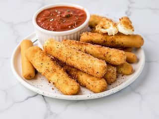 Patatine stick con colata di cheddar