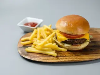 4. Panino bimbo con burger da 100 g con cheddar e patatine fritte