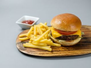 4. Panino bimbo con burger da 100 g con cheddar e patatine fritte