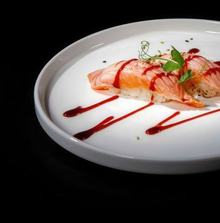 66 Nigiri sake flambe