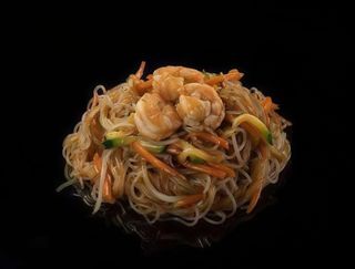 232 Spaghetti di soia saltati con gamberi e verdure