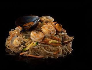 234 Spaghetti di soia saltati ai frutti di mare e verdure