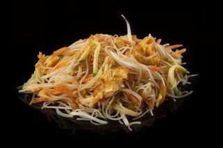 235 Spaghetti di riso saltati con uovo e verdure