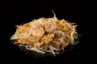 236 Spaghetti di riso saltati con gamberi, uovo e verdure