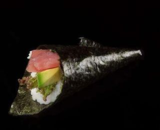56 Temaki tonno avocado
