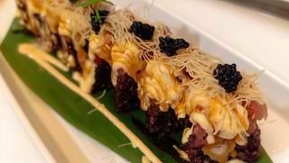 Black maguro roll