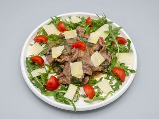 Straccetti con rucola, Pachino e scaglie di grana padano