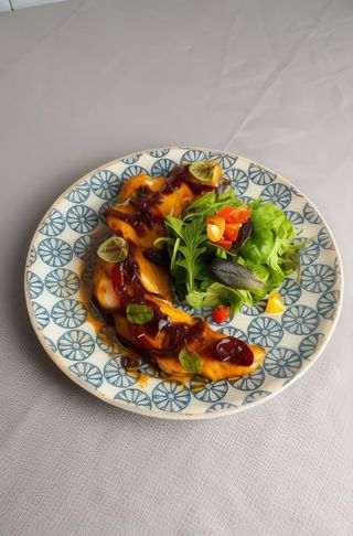 Tagliata di pollo CBT con misticanza e datterini