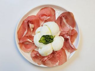 Bufala D.O.P e prosciutto