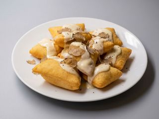 Coccoli, fonduta di pecorino e tartufo nero