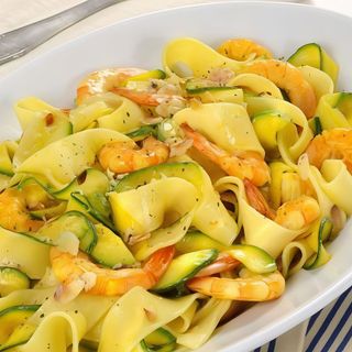 Tagliatelle con zucchine e gamberi