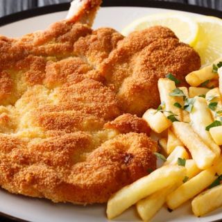Cotoletta di milanese con patate fritte