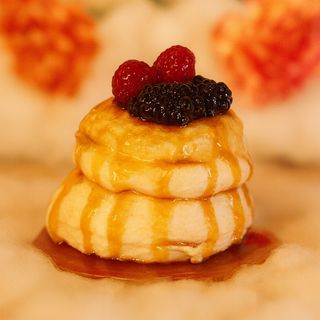 Fluffy pancake maple love & berries