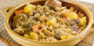 Foglie di vite con riso e piedi vitello