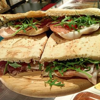 Panuozzo con prosciutto crudo e rucola