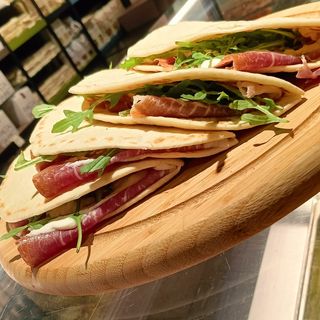 Piadina crudo, stracciata di bufala e rucola