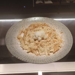 Pasta con crema di cavolfiore, provola e pangrattato croccante