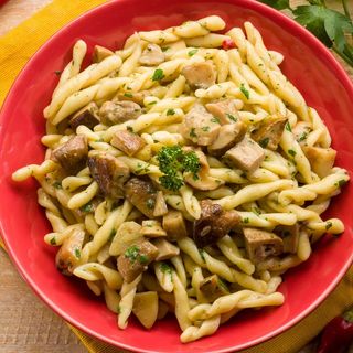 Strozzapreti speck e funghi