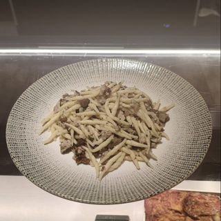 Pasta con funghi e salsiccia