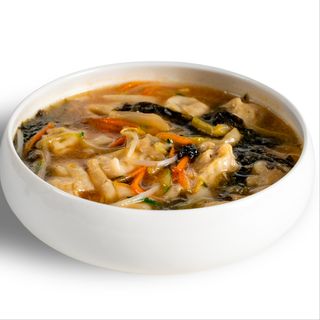 P15 Zuppa di wonton con alghe