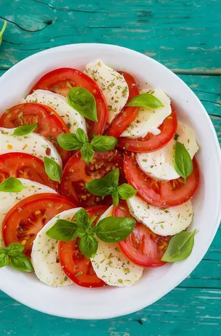 Caprese con fior di latte, pomodori, basilico e origano 