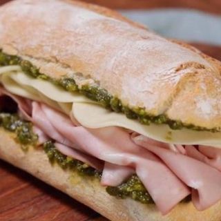 Panino con pesto di basilico mortadella e zeste di limone