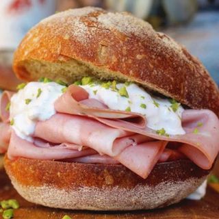 Panino con mortadella e stracciata fior di latte