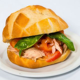 Panino con tonno, pomodoro e basilico