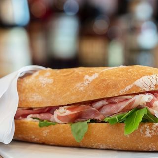 Panino con prosciutto crudo di parma scaglie di parmigiano e rucola