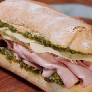 Panino con pesto di basilico mortadella e zeste di limone