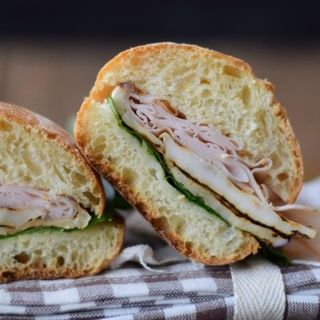 Panino con petto di tacchino arrosto formaggio dolce e rucola