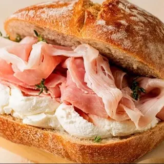 Panino con parmacotto e stacciata di fior di latte 