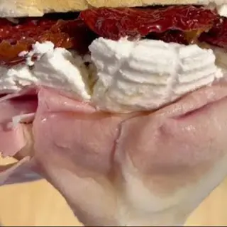 Panino con parmacotto, fior di ricotta e pomodori secchi