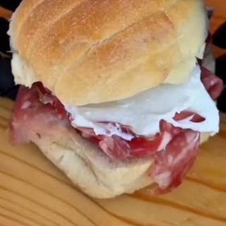 Panino con salame e fior di ricotta
