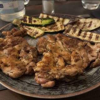 Pollo aromatizzato con contorno