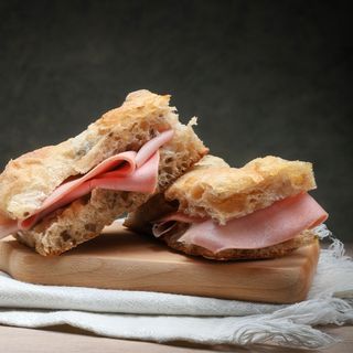 Focaccia con mortadella