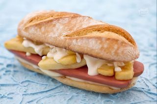 Panino con wurstel e patatine