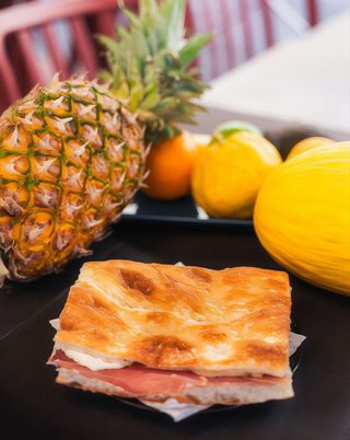 Pizza artigianale crudo e mozzarella