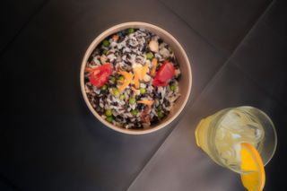 Riso bicolore,con salmone fresco e pomodoro