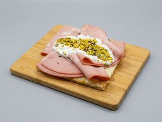 Mortadella, stracciatella e granella di pistacchio