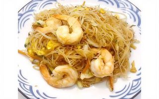 Spaghetti di riso con gamberi e verdure