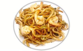 Udon con gamberi*, uovo e verdure